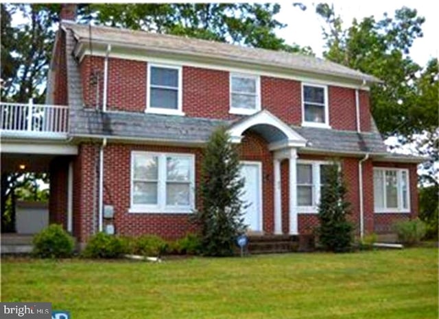 view of front of home featuring a front lawn