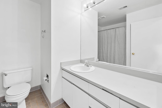 full bath with toilet, baseboards, visible vents, and vanity