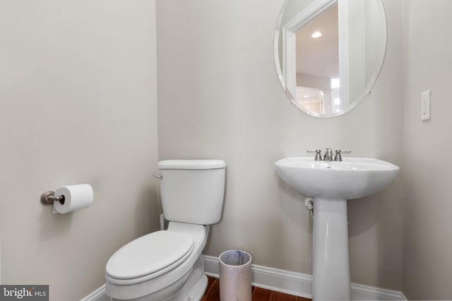 bathroom featuring toilet and baseboards