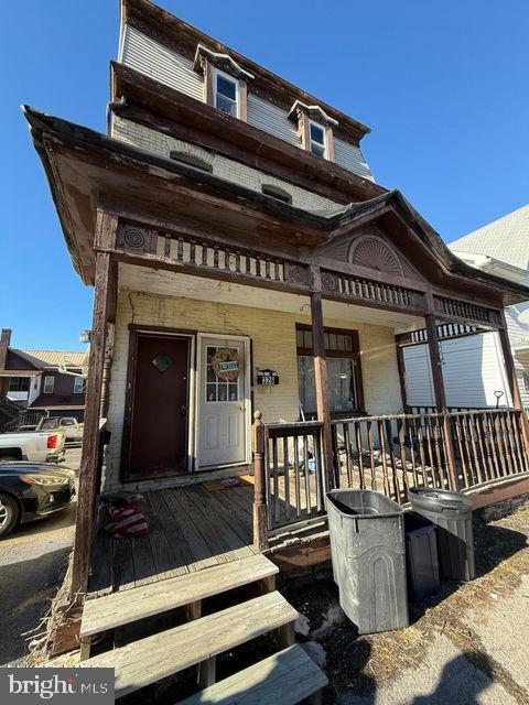 view of front of property featuring a porch