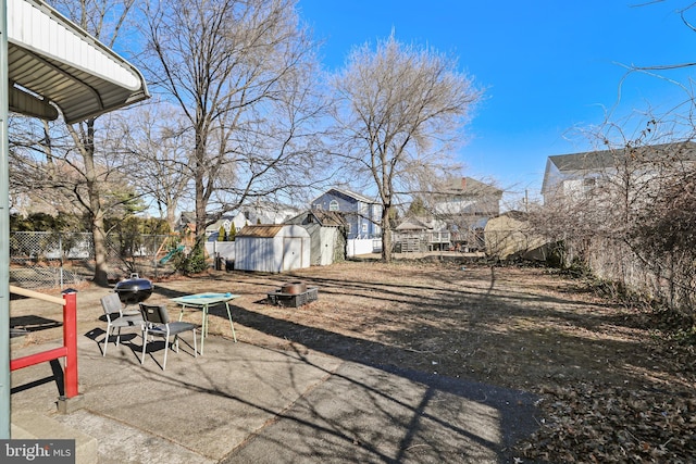 view of yard featuring a storage shed