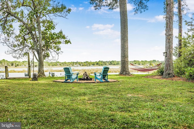 view of yard featuring a water view