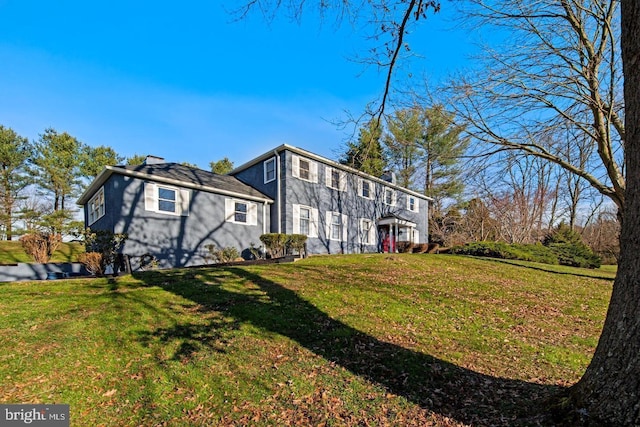 view of side of property featuring a lawn