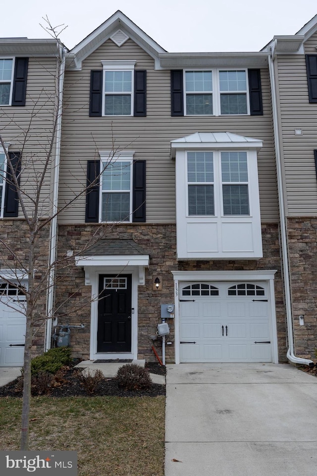 townhome / multi-family property featuring a garage