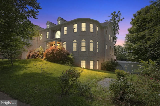 view of front of home featuring a lawn