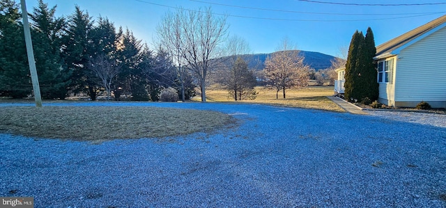 view of yard with a mountain view