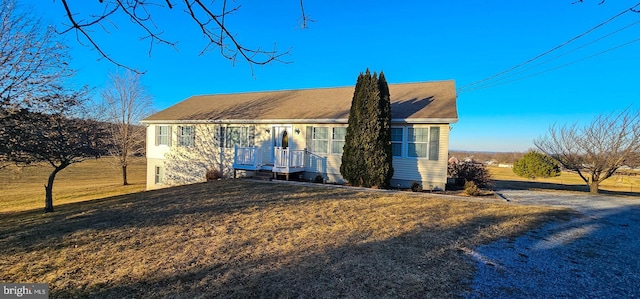 view of front of house featuring a front yard