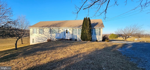 view of front facade with a front yard