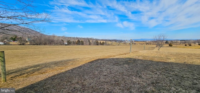 view of yard featuring a rural view