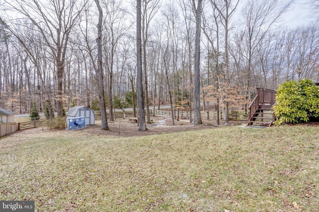 view of yard featuring a shed