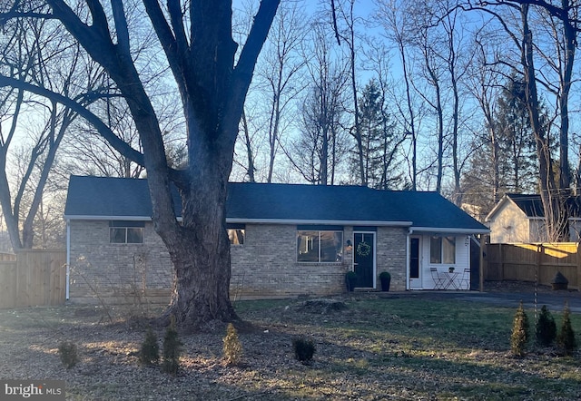 single story home featuring a front lawn