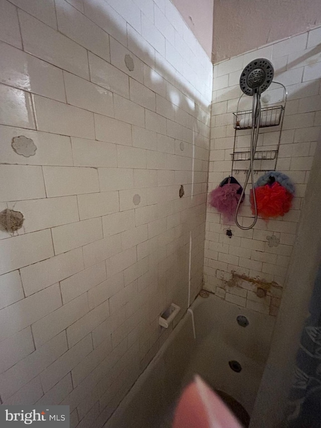 bathroom featuring shower / tub combination