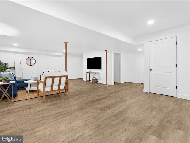 sitting room featuring recessed lighting, light wood-style flooring, and baseboards