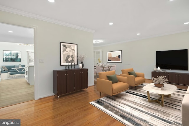 living room with light wood finished floors, baseboards, ornamental molding, and recessed lighting