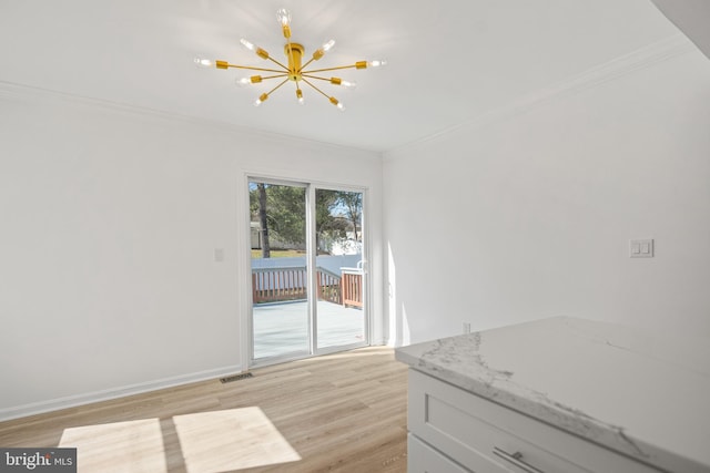 dining area with baseboards, visible vents, light wood-style flooring, crown molding, and a notable chandelier