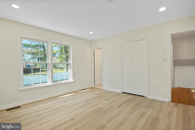 unfurnished bedroom featuring light wood finished floors, baseboards, visible vents, and recessed lighting