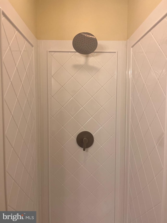 details featuring a tile shower