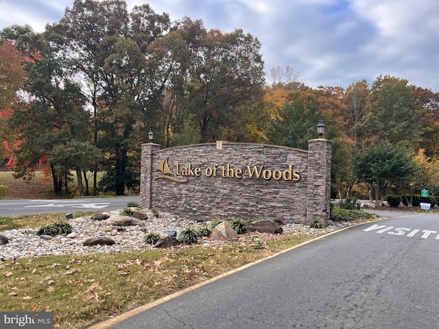 view of community / neighborhood sign