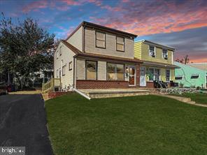 view of front facade with a yard