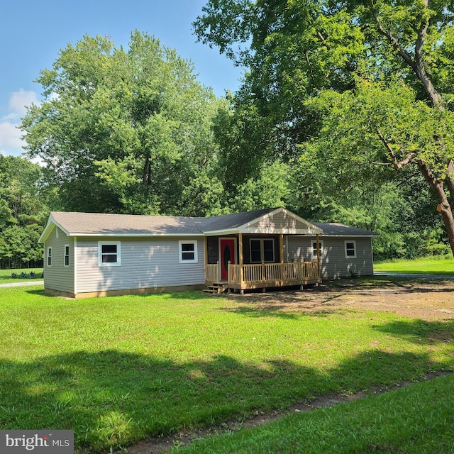 view of front of house featuring a wooden deck and a front lawn