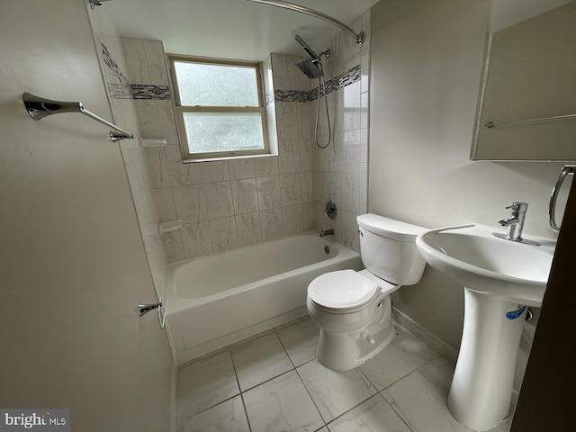 bathroom with tiled shower / bath and toilet