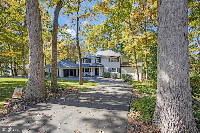 view of front facade featuring a garage and a front yard