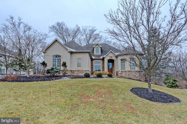 view of front of house featuring a front lawn