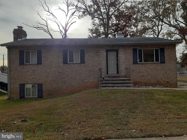 view of front of property featuring a front yard