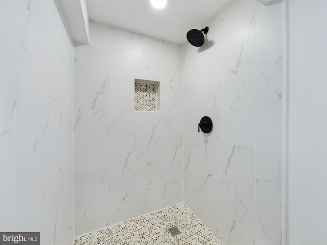 bathroom featuring a tile shower