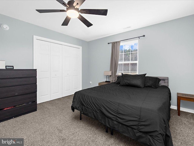 bedroom featuring carpet floors, visible vents, a ceiling fan, baseboards, and a closet