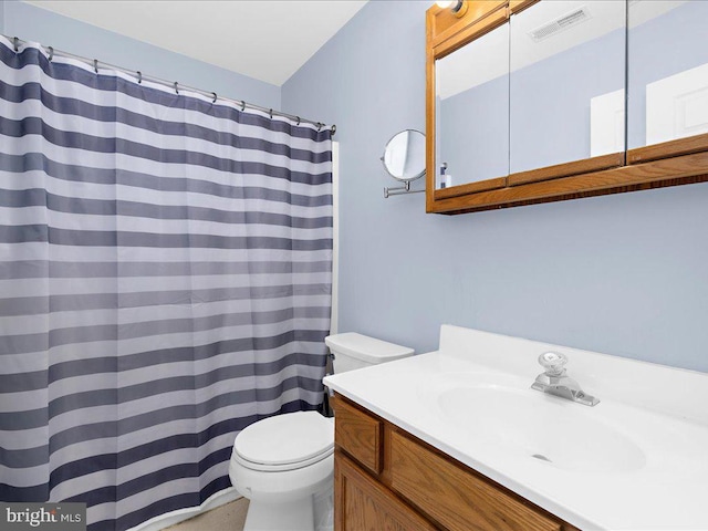 full bath featuring a shower with curtain, visible vents, vanity, and toilet