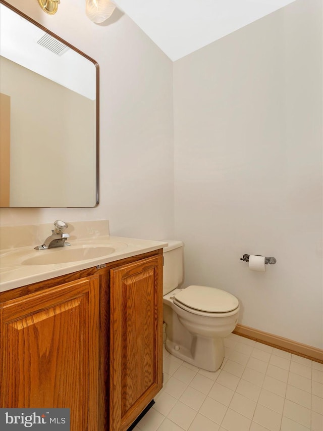 bathroom with toilet, visible vents, baseboards, and vanity