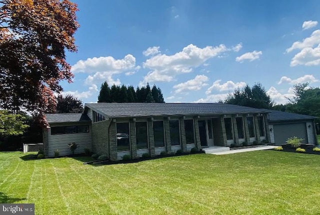 view of front facade featuring a garage and a front yard