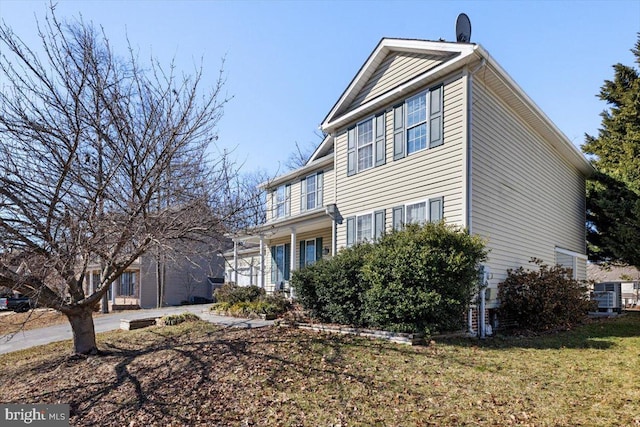 traditional-style house featuring a front yard