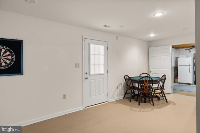 dining room featuring concrete flooring, recessed lighting, visible vents, and baseboards