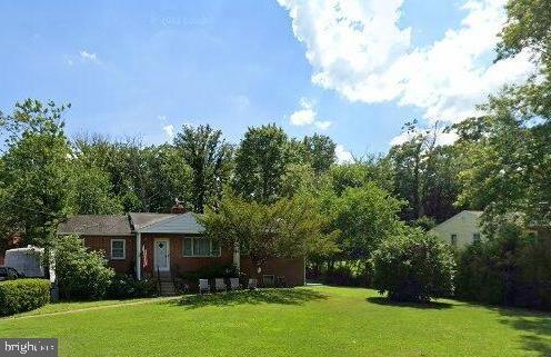 view of front of property featuring a front yard