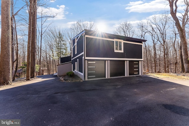 view of front of home featuring a detached garage