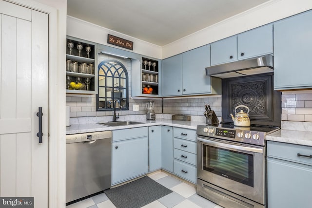 kitchen featuring tasteful backsplash, blue cabinets, sink, ornamental molding, and stainless steel appliances