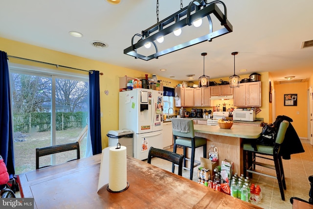 dining room with visible vents and recessed lighting