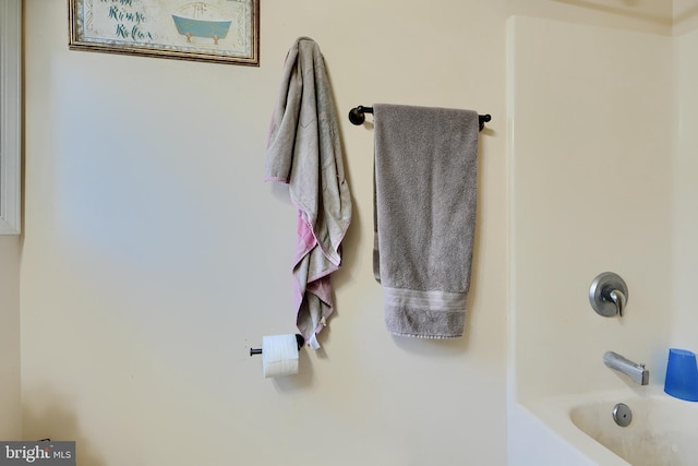 bathroom with shower / washtub combination