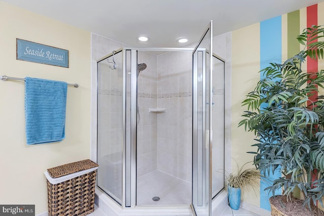 bathroom featuring recessed lighting and a tile shower