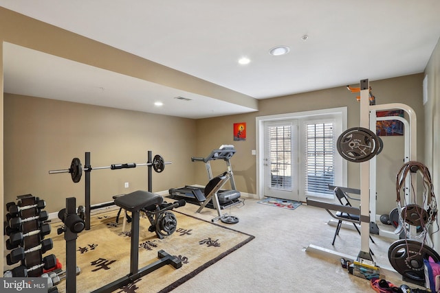 exercise room featuring carpet floors, recessed lighting, visible vents, and baseboards