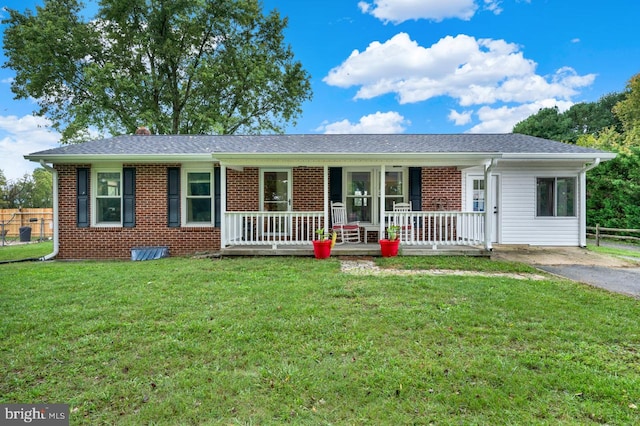 ranch-style house featuring a front lawn and a porch