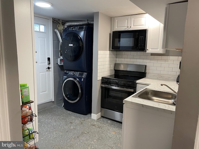 kitchen with stainless steel electric range, stacked washer and dryer, white cabinets, decorative backsplash, and sink