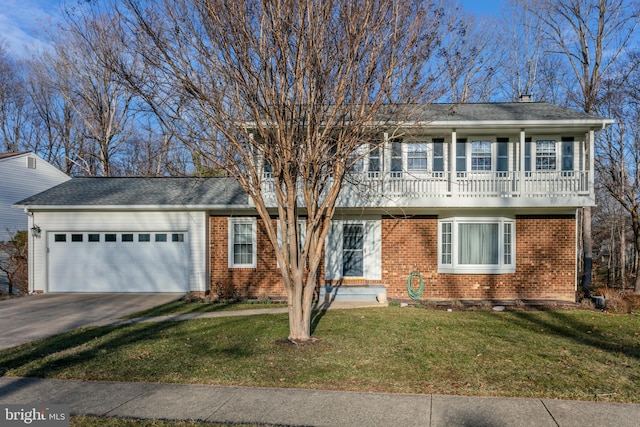 view of front of property featuring a front yard and a garage