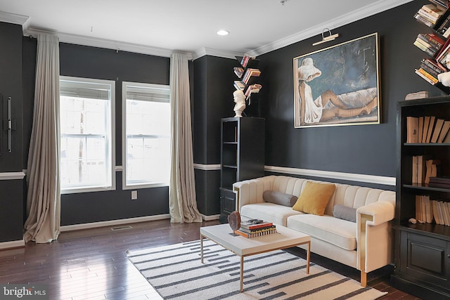 living area featuring recessed lighting, visible vents, baseboards, ornamental molding, and wood-type flooring