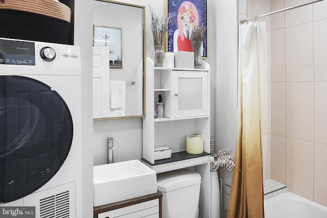 laundry room featuring laundry area, washer / clothes dryer, and a sink