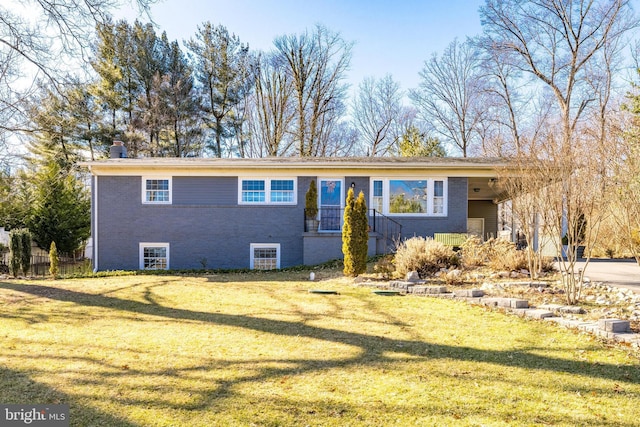 view of front of house featuring a front lawn