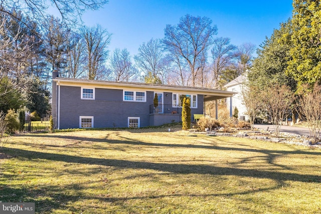 view of front of house featuring a front lawn