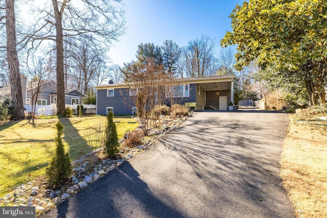 view of front of home featuring a front yard and a carport